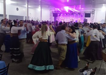 GRUPO LOUCOS POR FANDANGO PROMOVEU GRANDE BAILE COM OS FILHOS DO RIO GRANDE