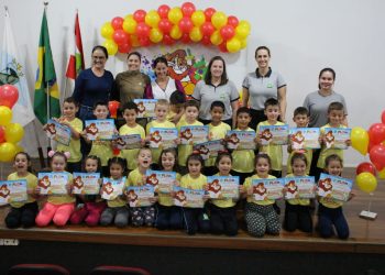 Crianças do infantil V da Escola Horizonte Núcleo I, recebem certificados do PROERD