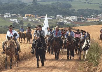 Tradicionalistas de Zortéa participam da Cavalgada em homenagem ao dia do Gaúcho