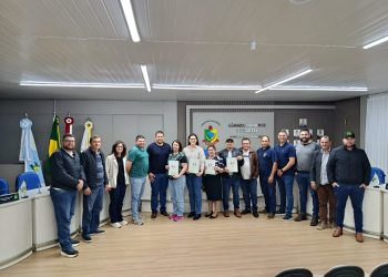 Câmara de Vereadores de Zortéa entrega Moção de Aplauso a servidores da Secretaria de Saúde