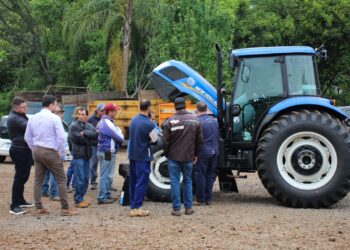 Administração de Zortéa realiza entrega de trator para associação de Agricultores de Pouso Alto