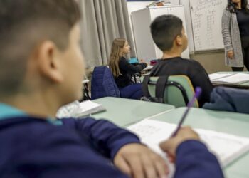 CNTE comemora reajuste do piso do magistério; prefeitos contestam