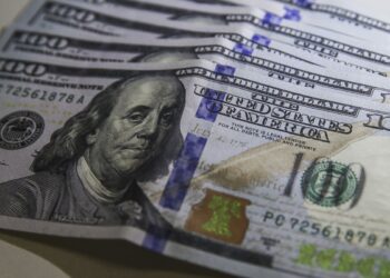 Dólar cai para R$ 5,20 e atinge menor valor em 20 meses