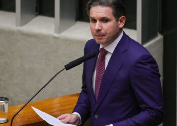 Motta promete avançar sobre escala 6x1 e trabalho por aplicativos