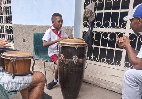 Arquivo pessoal/Divulgação 26/02/2026 - Personagens Cubanos - Robin, 9 anos, na escola de música que ele frequente, em Havana, patrocinada pelo Estado. Foto: Arquivo Pessoal/Divulgação