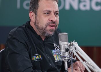 Acabar com a escala 6x1 é prioridade do governo, afirma Boulos