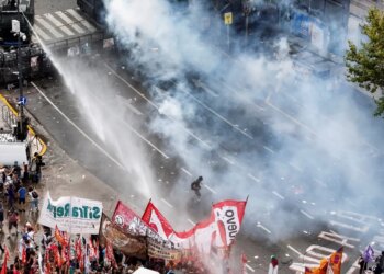 Argentina: Reforma trabalhista permite jornada de 12h e limita greves