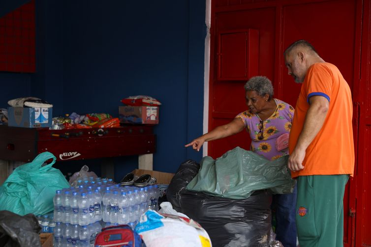 Tomaz Silva/Agência Brasil Juiz de Fora (MG), 25/02/2026 –Voluntários recebem doações na Escola Municipal Murilo Mendes, no Alto do Grajaú, em Juiz de Fora. Foto: Tomaz Silva/Agência Brasil