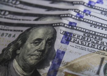 Dólar cai para R$ 5,22, em linha com o mercado externo
