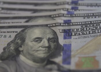 Dólar fecha em R$ 5,16 e atinge menor valor em 20 meses