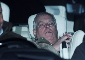 Polícia segue com buscas em mansão, após libertar ex-príncipe Andrew