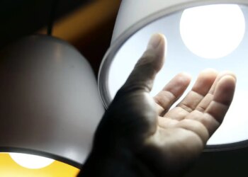 Aneel mantém bandeira verde e conta de luz não terá acréscimo em abril