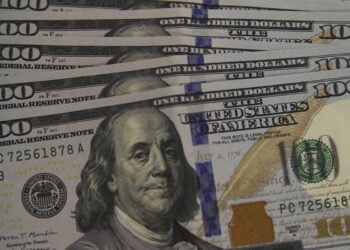 Dólar cai para R$ 5,24 em dia de correção no mercado