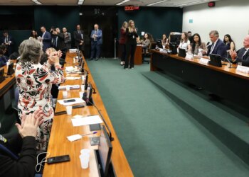 CCJ aprova admissibilidade de propostas que acabam com escala 6x1