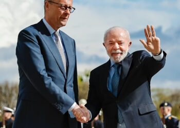Lula chega à Alemanha para assinar parcerias comerciais e de inovação