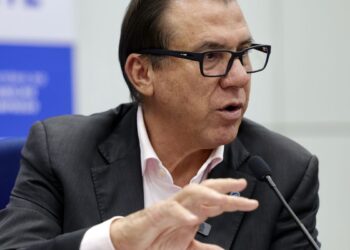 PECs da escala 6x1 não competem com proposta do governo, diz Marinho