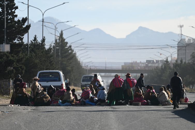 People block one of the entrances to the city of La Paz while demanding the resignation of President Rodrigo Paz amid an ongoing economic and fuel crisis, in El Alto, Bolivia, May 11, 2026. REUTERS/Claudia Morales