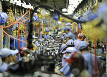 Parecer da 6x1 é adiado em meio à pressão para transição de 10 anos