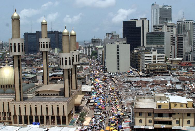 People and traffic move along a busy street in Lagos, Nigeria, May 24,2005. The African Union (AU) celebrates Africa Day on Wednesday May 25, marking the anniversary of the founding in 1963 of the Organization of African Unity, replaced in 2002 by the AU as the driving force behind the struggle for peace, democracy, development, human rights and good governance on the worlds poorest continent. REUTERS/George Esiri  FOR/LA