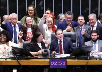 Câmara aprova, em dois turnos, a PEC pelo fim da escala 6x1