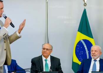 Lula assina MP e zera "taxa das blusinhas"