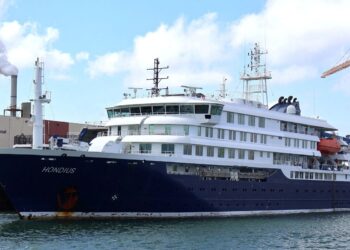 Navio de cruzeiro atingido por hantavírus retira passageiros doentes