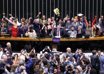 Saiba como votaram os deputados na PEC que acaba com a escala 6x1