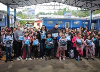 A administração municipal de Zortéa realiza a entrega de uniformes escolares para os alunos da rede municipal