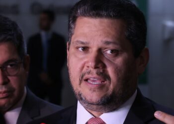Alcolumbre mantém PEC 6x1 travada em semana esvaziada no Senado