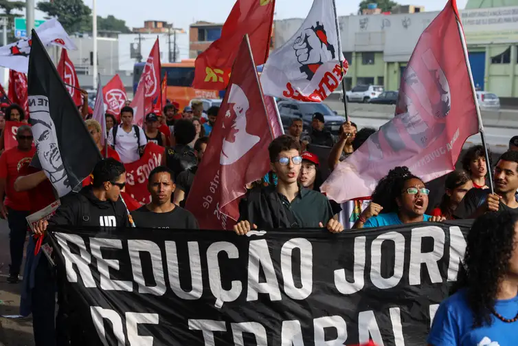 Rio de Janeiro (RJ), 30/06/2026 – Manifestantes participam de ato pelo fim da escala 6x1 e caminham pela Avenida Brasil, na Zona Norte do Rio de Janeiro. Foto: Tomaz Silva/Agência Brasil