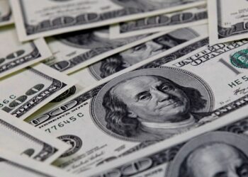 Bolsa cai 2,22%, e dólar volta a subir acima de R$ 5,06