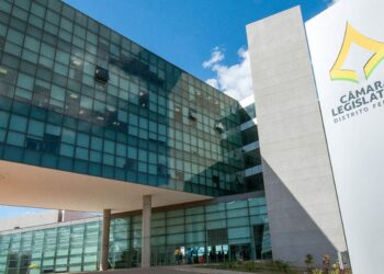 Deputados distritais extinguem jornada 6x1 de terceirizados