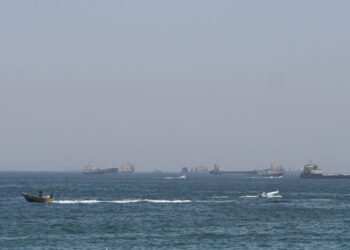 EUA lançam novos ataques ao Irã; forças iranianas fecham Ormuz