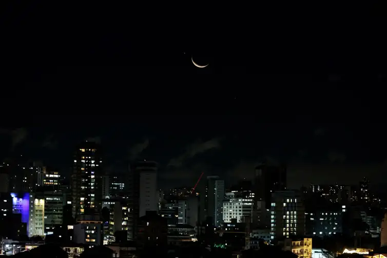 São Paulo (SP), 17/06/2026 - Planeta Vênus visto acima da Lua (fase Nova) que  apresenta 11% de sua superfície visível. Foto: Paulo Pinto/Agencia Brasil