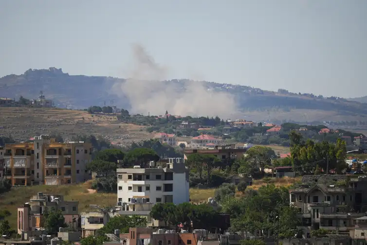Fumaça após ataque israelense em Nabatieh, no Líbano
 15 de junho de 2026    REUTERS/Stringer