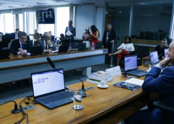 Senadores discutem ritmo de tramitação da PEC do fim da escala 6x1